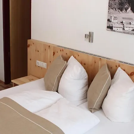 Berghotel-gasthof Gstrein فندق